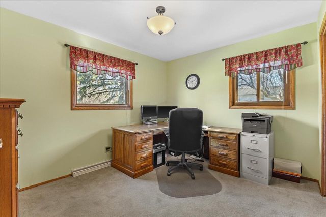 N8W27287 Woodridge LANE, Waukesha, WI 53188
