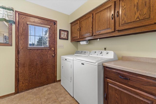 N8W27287 Woodridge LANE, Waukesha, WI 53188