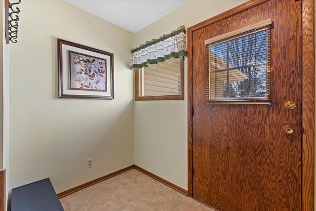 N8W27287 Woodridge LANE, Waukesha, WI 53188