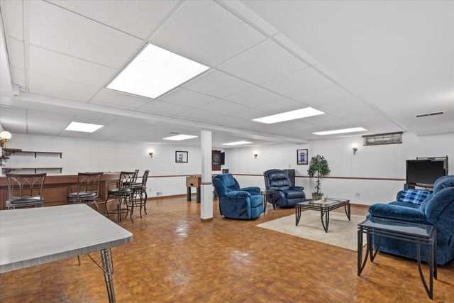 N8W27287 Woodridge LANE, Waukesha, WI 53188
