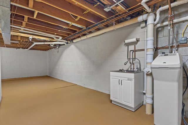 N8W27287 Woodridge LANE, Waukesha, WI 53188