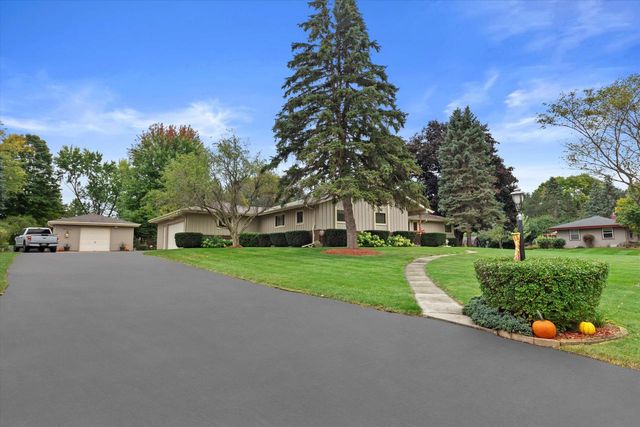 N8W27287 Woodridge LANE, Waukesha, WI 53188