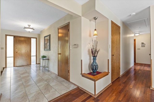 N8W27287 Woodridge LANE, Waukesha, WI 53188