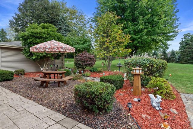 N8W27287 Woodridge LANE, Waukesha, WI 53188