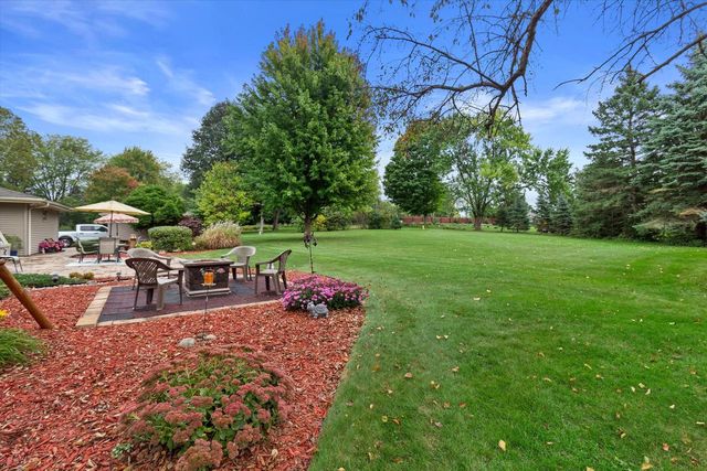 N8W27287 Woodridge LANE, Waukesha, WI 53188