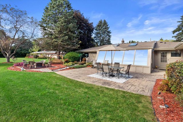 N8W27287 Woodridge LANE, Waukesha, WI 53188