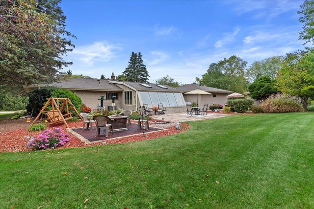 N8W27287 Woodridge LANE, Waukesha, WI 53188