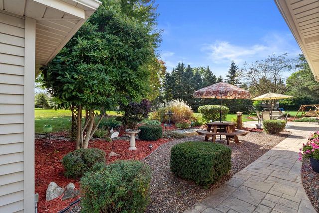 N8W27287 Woodridge LANE, Waukesha, WI 53188