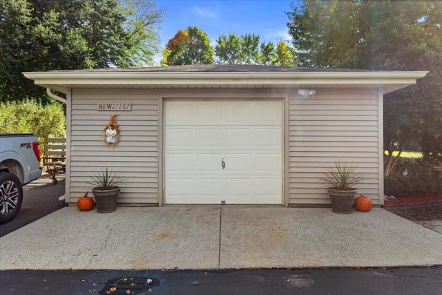 N8W27287 Woodridge LANE, Waukesha, WI 53188