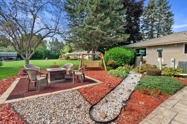 N8W27287 Woodridge LANE, Waukesha, WI 53188