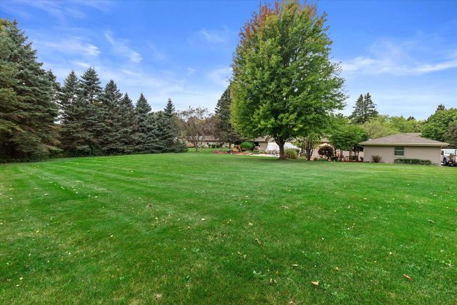 N8W27287 Woodridge LANE, Waukesha, WI 53188