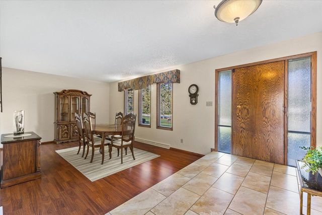 N8W27287 Woodridge LANE, Waukesha, WI 53188