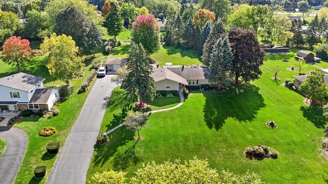 N8W27287 Woodridge LANE, Waukesha, WI 53188