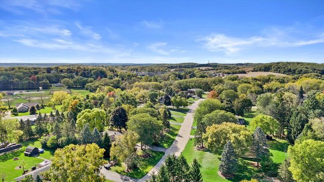 N8W27287 Woodridge LANE, Waukesha, WI 53188
