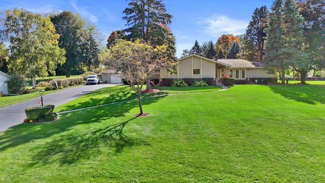 N8W27287 Woodridge LANE, Waukesha, WI 53188