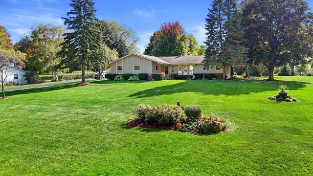 N8W27287 Woodridge LANE, Waukesha, WI 53188