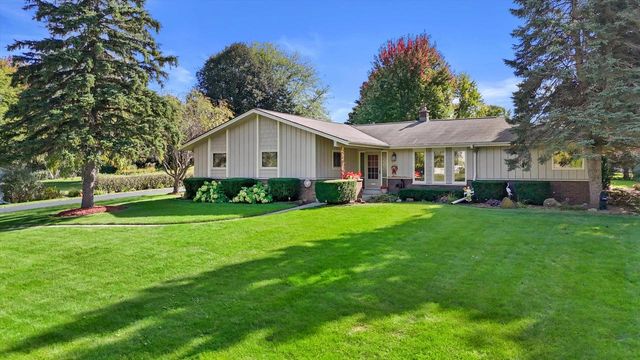 N8W27287 Woodridge LANE, Waukesha, WI 53188