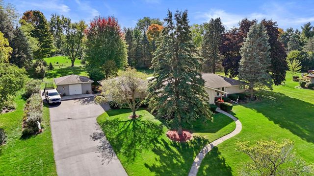 N8W27287 Woodridge LANE, Waukesha, WI 53188