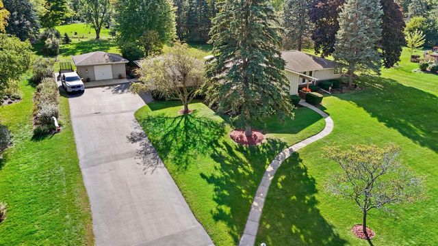 N8W27287 Woodridge LANE, Waukesha, WI 53188