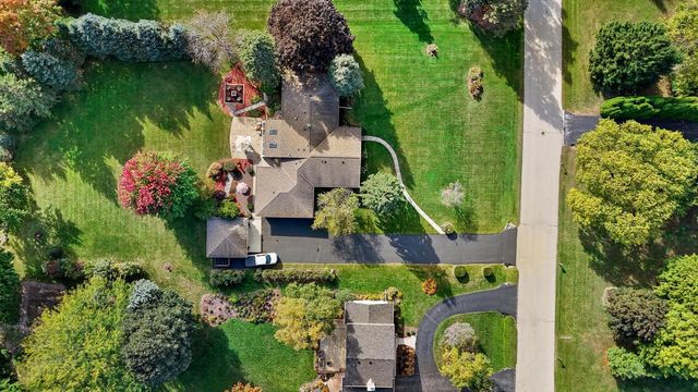 N8W27287 Woodridge LANE, Waukesha, WI 53188