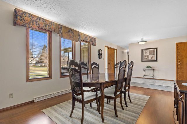 N8W27287 Woodridge LANE, Waukesha, WI 53188
