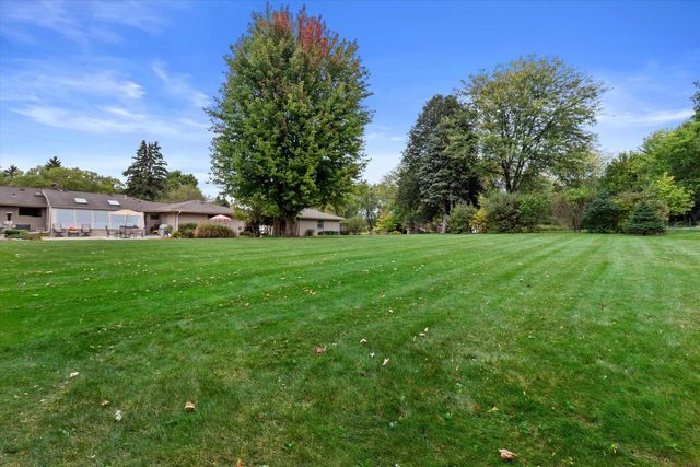 N8W27287 Woodridge LANE, Waukesha, WI 53188
