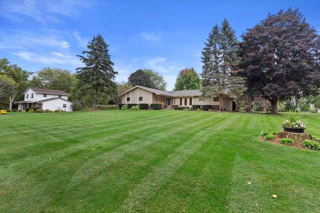 N8W27287 Woodridge LANE, Waukesha, WI 53188