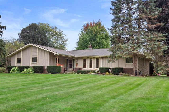 N8W27287 Woodridge LANE, Waukesha, WI 53188