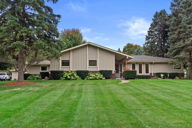 N8W27287 Woodridge LANE, Waukesha, WI 53188