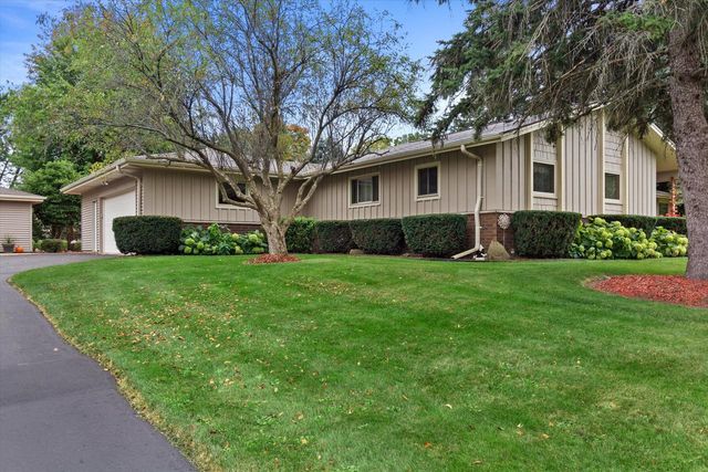 N8W27287 Woodridge LANE, Waukesha, WI 53188