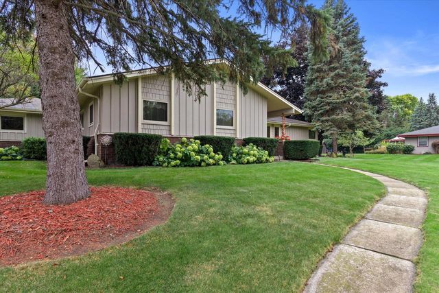 N8W27287 Woodridge LANE, Waukesha, WI 53188