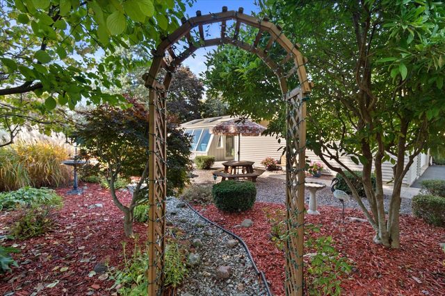 N8W27287 Woodridge LANE, Waukesha, WI 53188