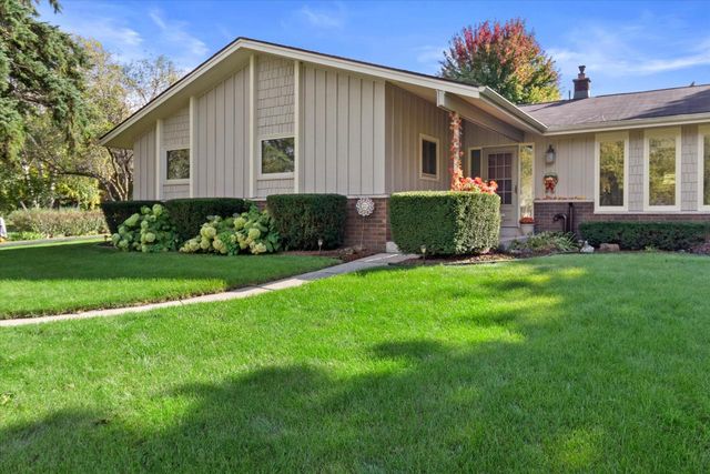 N8W27287 Woodridge LANE, Waukesha, WI 53188