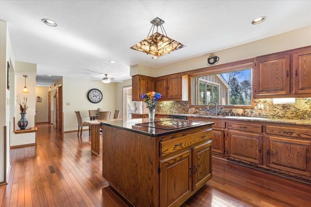 N8W27287 Woodridge LANE, Waukesha, WI 53188