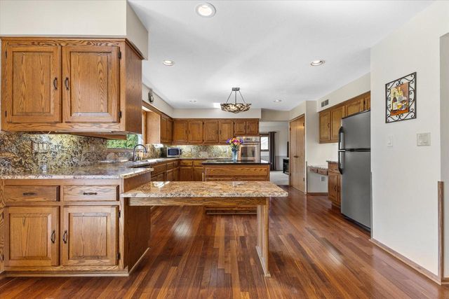 N8W27287 Woodridge LANE, Waukesha, WI 53188