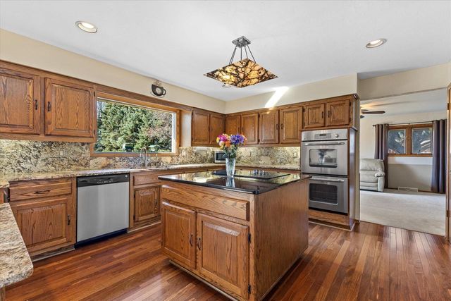 N8W27287 Woodridge LANE, Waukesha, WI 53188