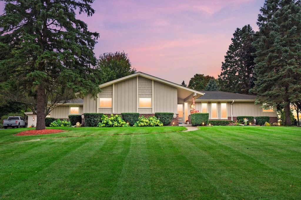 N8W27287 Woodridge LANE, Waukesha, WI 53188