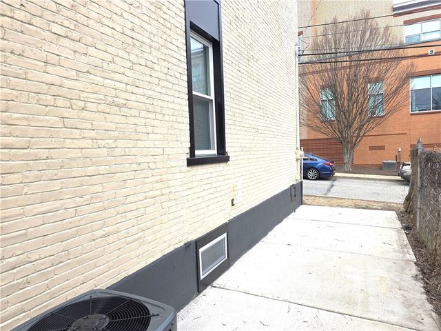 1327 Reddour St, Central North Side, PA 15212