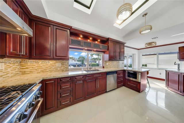 800 SE 3rd Ter, Pompano Beach, FL 33060