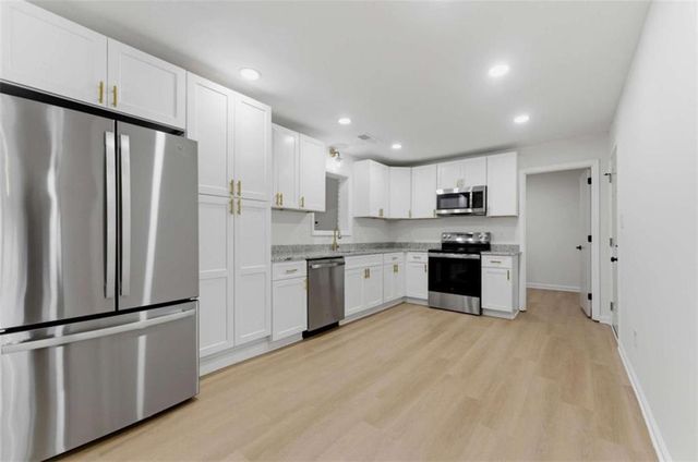 5824 Oakleaf Way, Stone Mountain, GA 30087