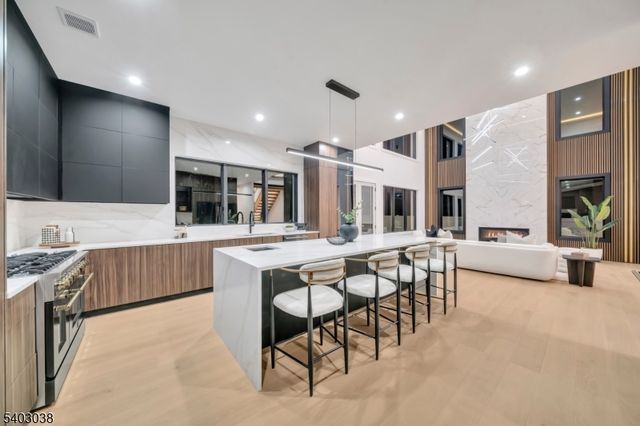 801 Godwin Rd, Paramus Boro, NJ 07652