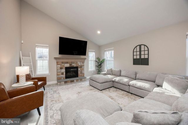 318 DOUGLASS DR, Douglassville, PA 19518