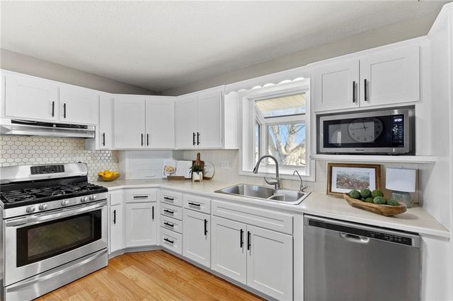 360 E 2300 Road, Edgerton, KS 66021