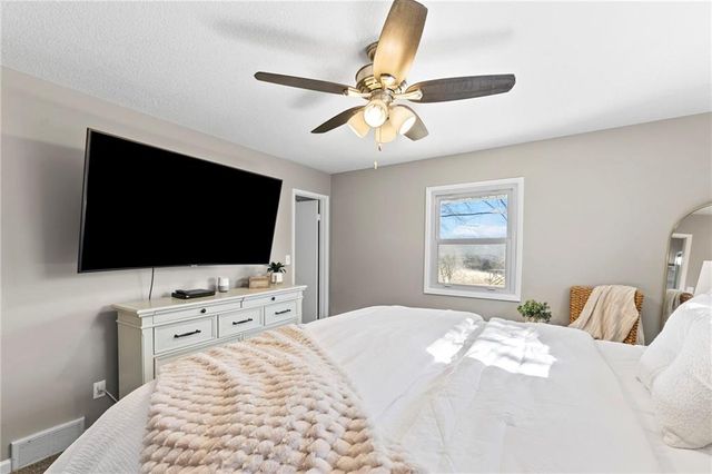 360 E 2300 Road, Edgerton, KS 66021