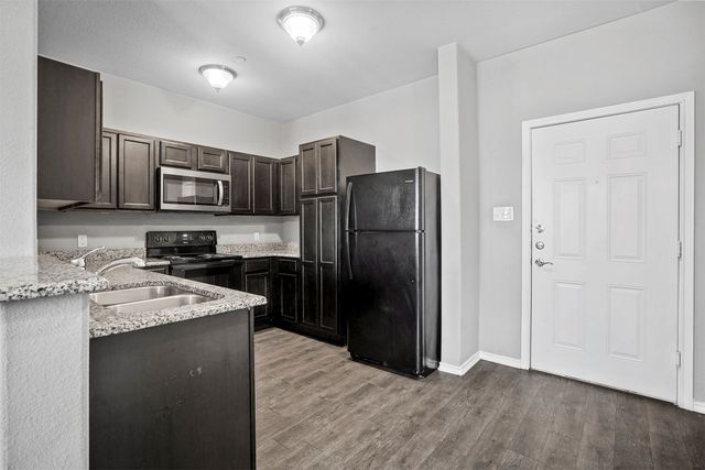 609 Meadow View Court 201, Denton, TX 76207