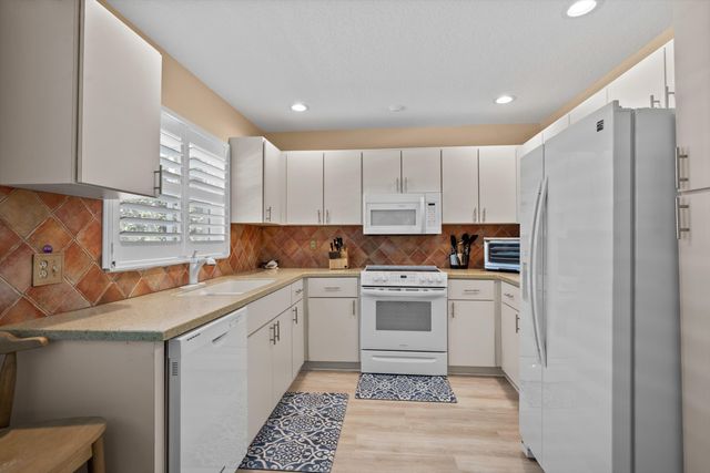 5040 SE Bent Wood Drive, Stuart, FL 34997