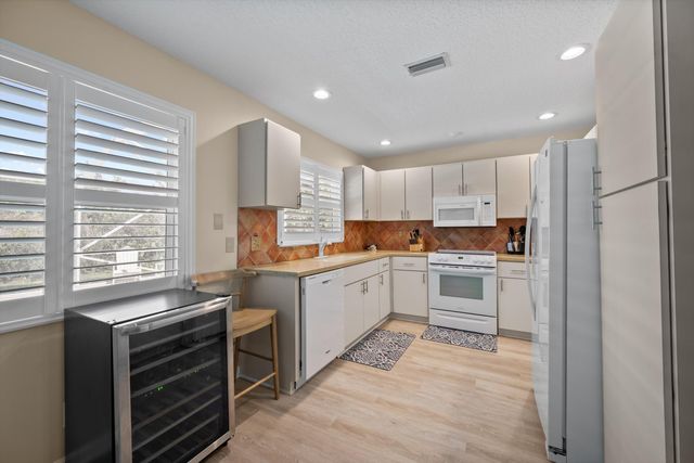 5040 SE Bent Wood Drive, Stuart, FL 34997