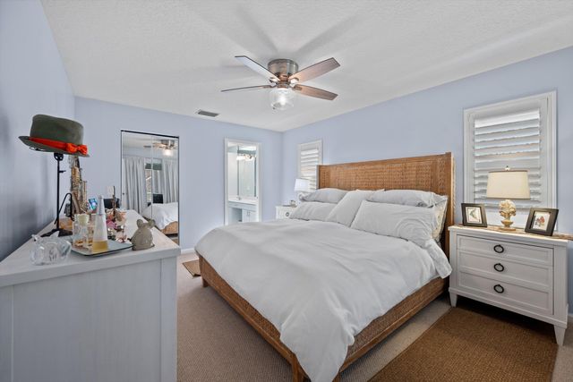 5040 SE Bent Wood Drive, Stuart, FL 34997