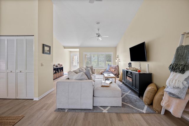 5040 SE Bent Wood Drive, Stuart, FL 34997