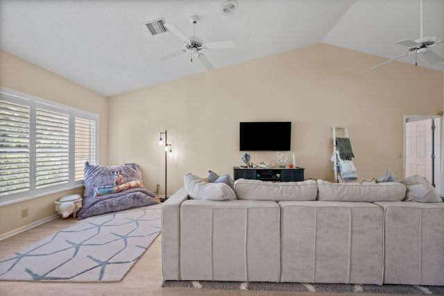 5040 SE Bent Wood Drive, Stuart, FL 34997